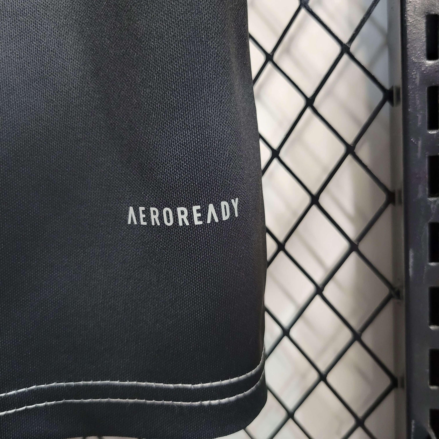 Detalhe da camisolas Juventus Home 19/20 Retro mostrando a tecnologia AEROREADY no tecido.