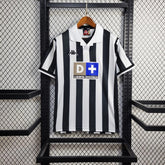 Camisola Juventus Home 98/99 Retro com listras pretas e brancas, destacando o logotipo da Kappa.