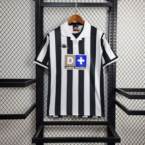 Camisola Juventus Home 98/99 Retro com listras pretas e brancas, destacando o logotipo da Kappa.