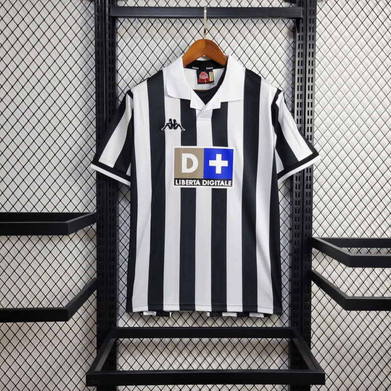 Camisola Juventus Home 98/99 Retro com listras pretas e brancas, destacando o logotipo da Kappa.
