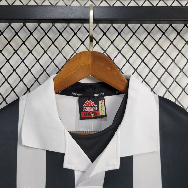 Camisola Juventus Home 98/99 retro da Kappa, detalhe do colarinho e etiqueta em fundo de rede.