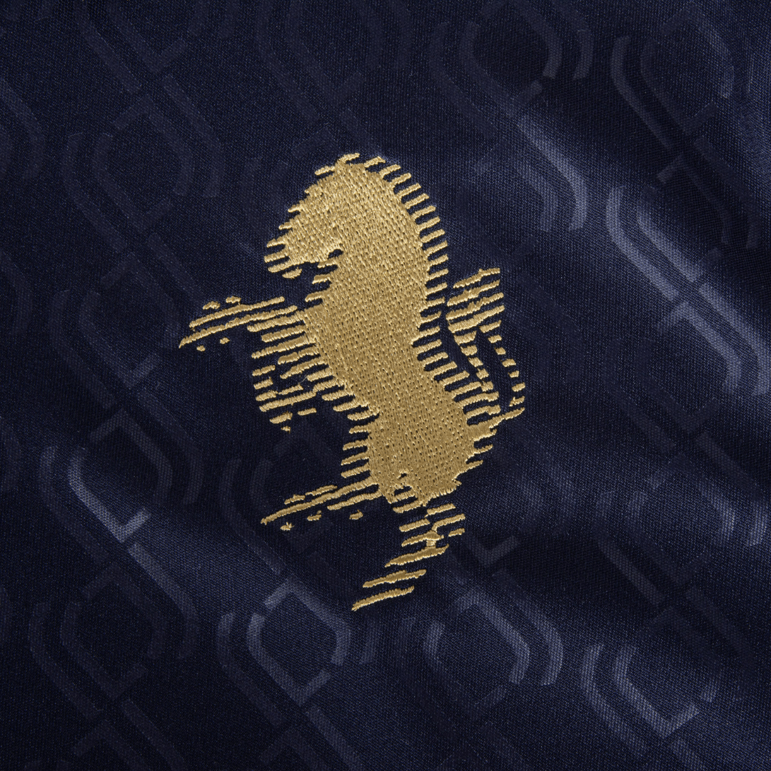 Logotipo dourado da Juventus em camisolas Juventus third 24/25 sobre fundo azul