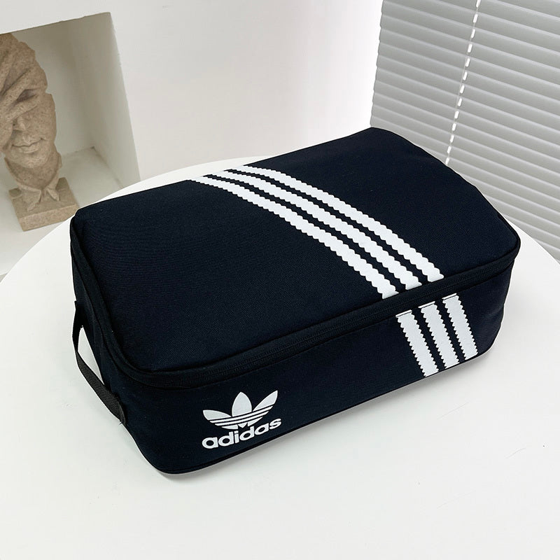 Mala Porta Chuteiras Adidas em preto com detalhes brancos e logo Adidas.