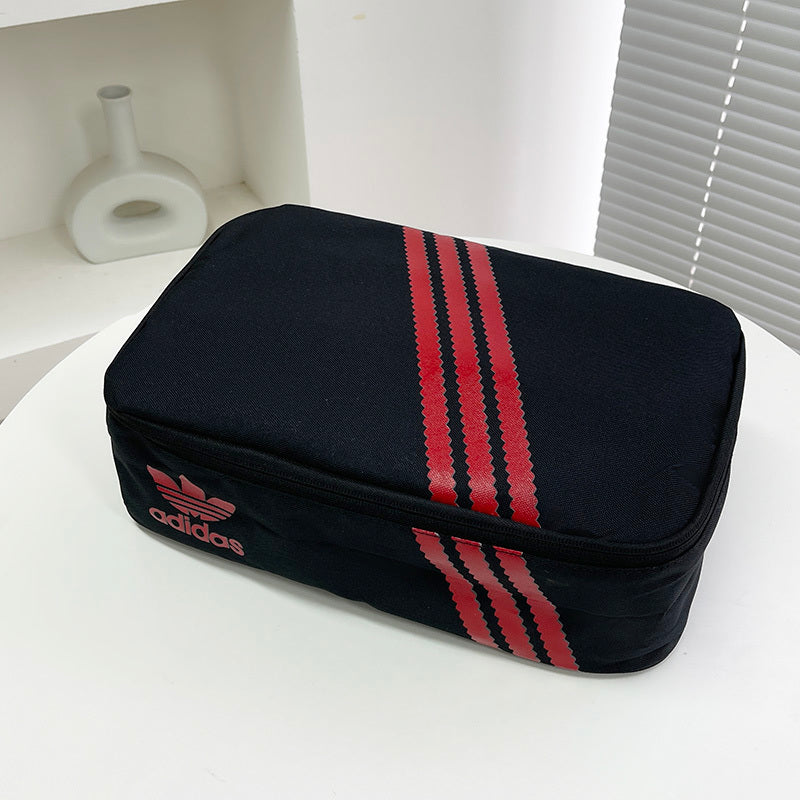 Mala Porta Chuteiras Adidas com design moderno e prático para transporte de chuteiras