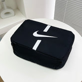 Mala Porta Chuteiras Nike em preto com logo branco na parte superior.