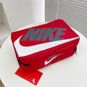 Mala Porta Chuteiras Nike em vermelho com logotipo Nike em destaque para transporte de chuteiras.