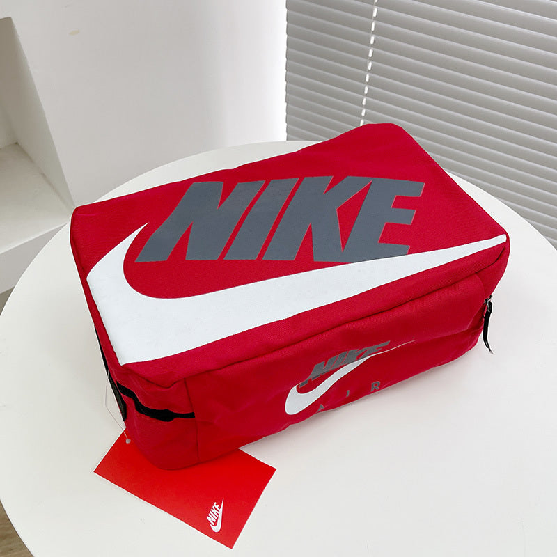 Mala Porta Chuteiras Nike em vermelho com logotipo Nike em destaque para transporte de chuteiras.