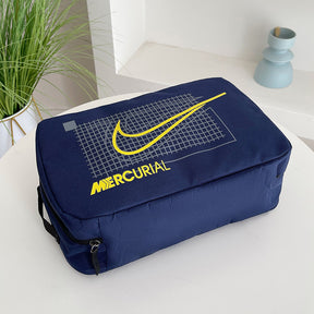 Mala Porta Chuteiras Nike com design azul e logotipo Mercurial, ideal para transporte de chuteiras.