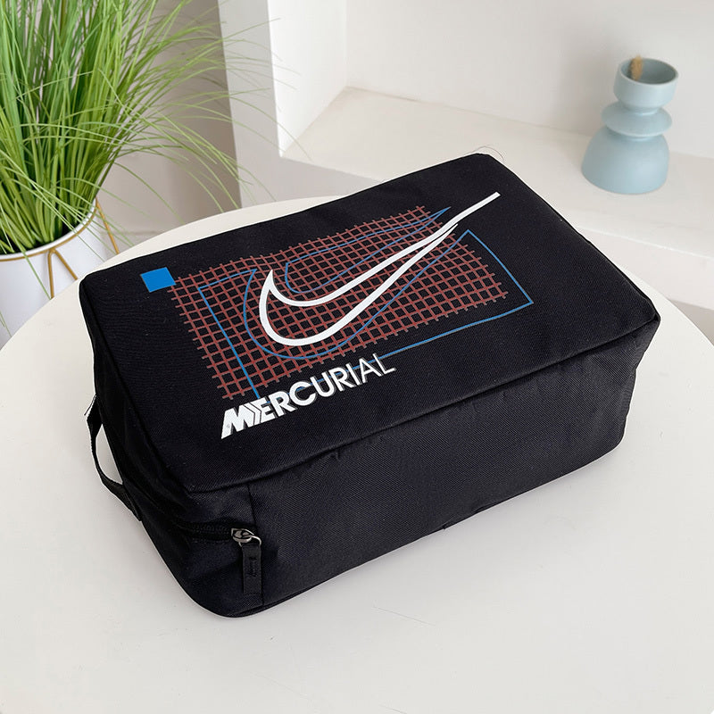 Mala Porta Chuteiras Nike em design preto com logo Nike e compartimento funcional.