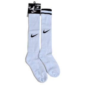 Meias Compridas Futebol Nike brancas com detalhes em preto, ideais para conforto e performance no campo.