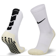 Meias Desportivas Antiderrapantes Nike em branco, com design antiderrapante e logo Nike visível.