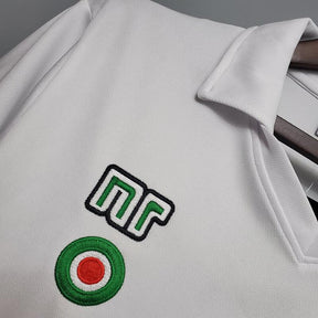 Camisolas Napoli Away 87/88 Retro close-up do logo bordado em camisa branca.