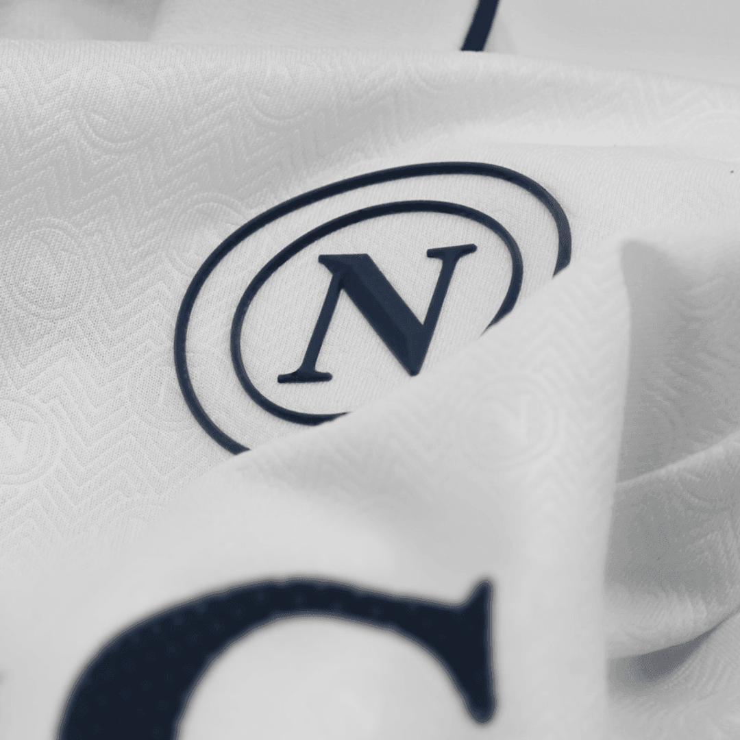 Camisolas Napoli com detalhe do logo em tecido branco, representando o uniforme away 24/25.