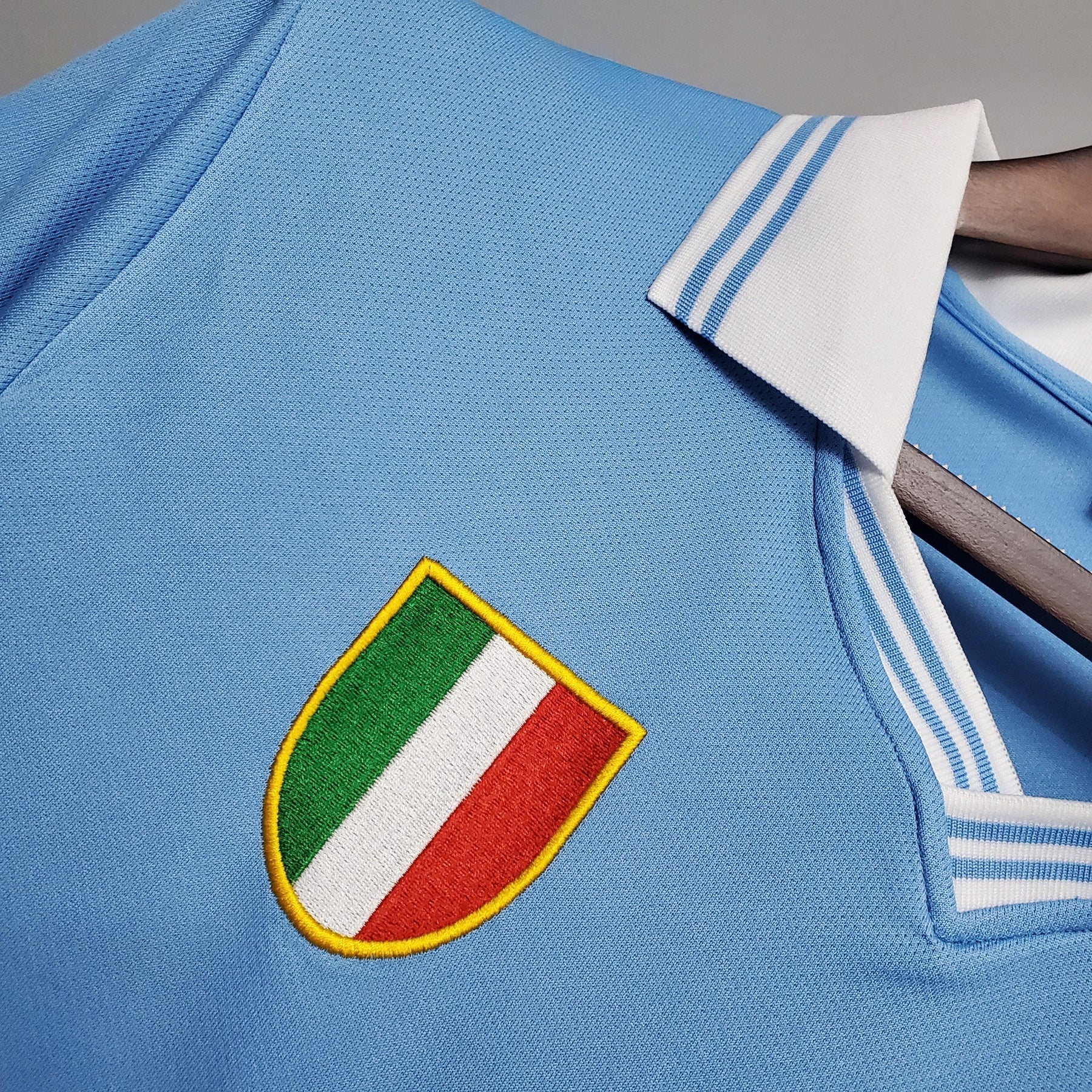 Camisolas Napoli, detalhe de camisola azul com emblema de bandeira italiana.