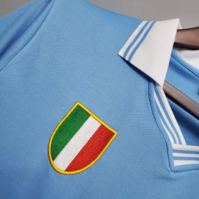 Camisolas Napoli, detalhe de camisola azul com emblema de bandeira italiana.