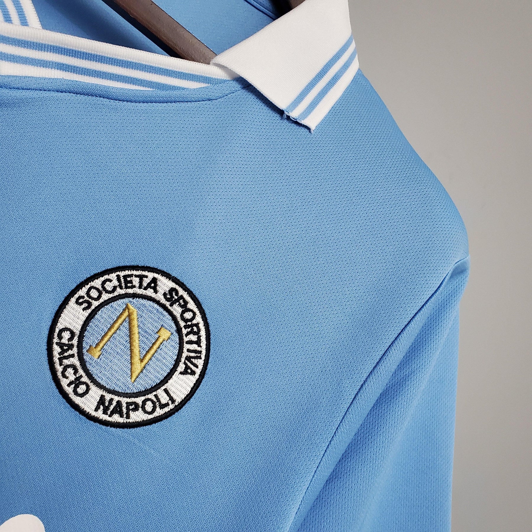 Camisolas Napoli Home 86/87 Retro com logo Società Sportiva Calcio Napoli, detalhe do tecido e gola.