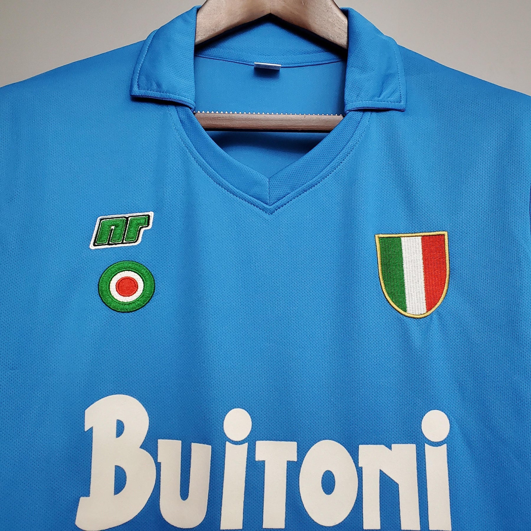 Camisolas Napoli Home 87/88 Retro, detalhes do uniforme em azul com emblemas e logo Buitoni.