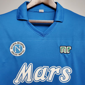 Camisolas Napoli Home 88/89 Retro, detalhe do uniforme azul com logo Mars e emblema da Società Sportiva Calcio Napoli.
