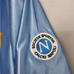 Detalhe do emblema das camisolas Napoli com o logo da Società Sportiva Calcio Napoli.