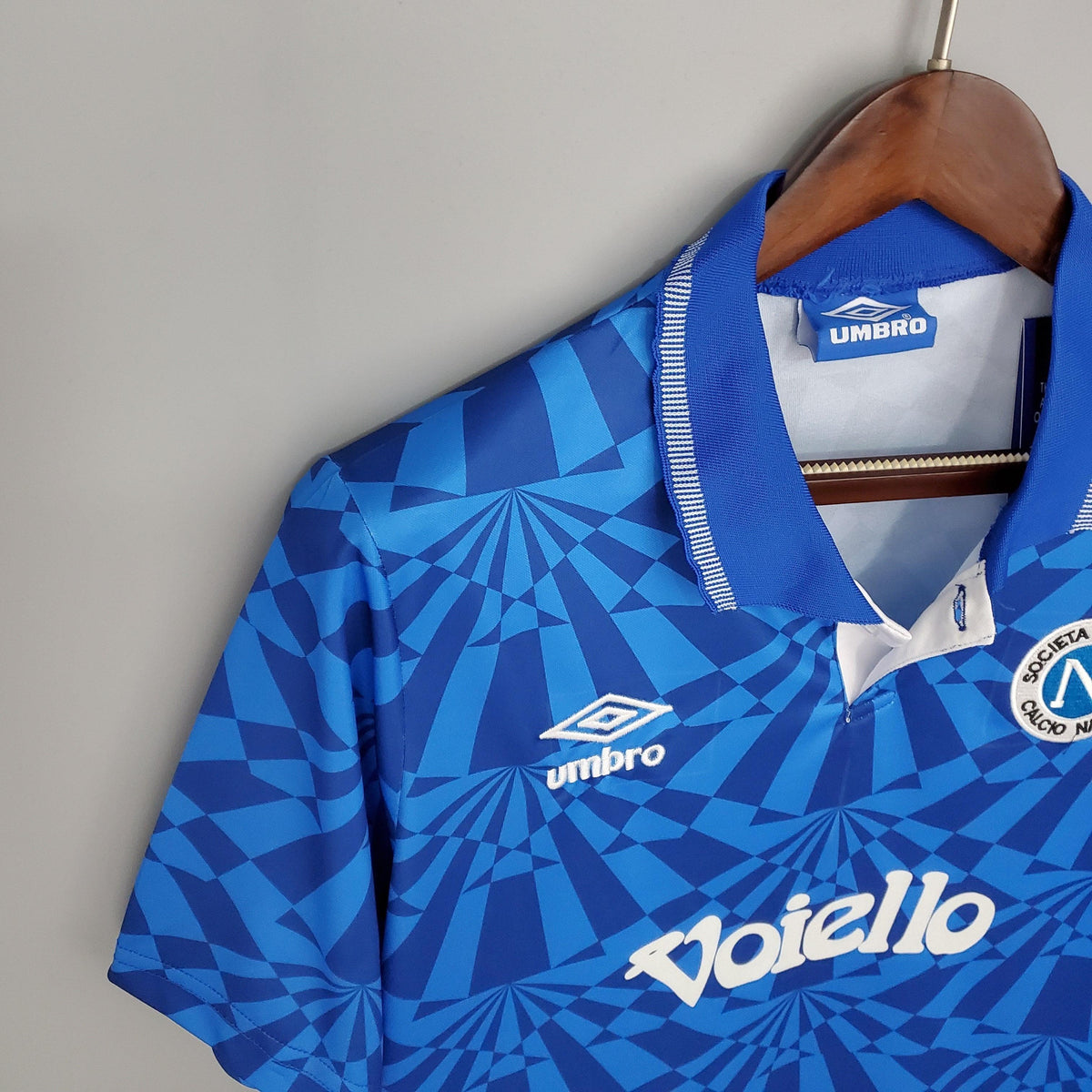 Camisolas Napoli Home 91/92 Retro em um fundo cinza, com detalhes em azul e branco.
