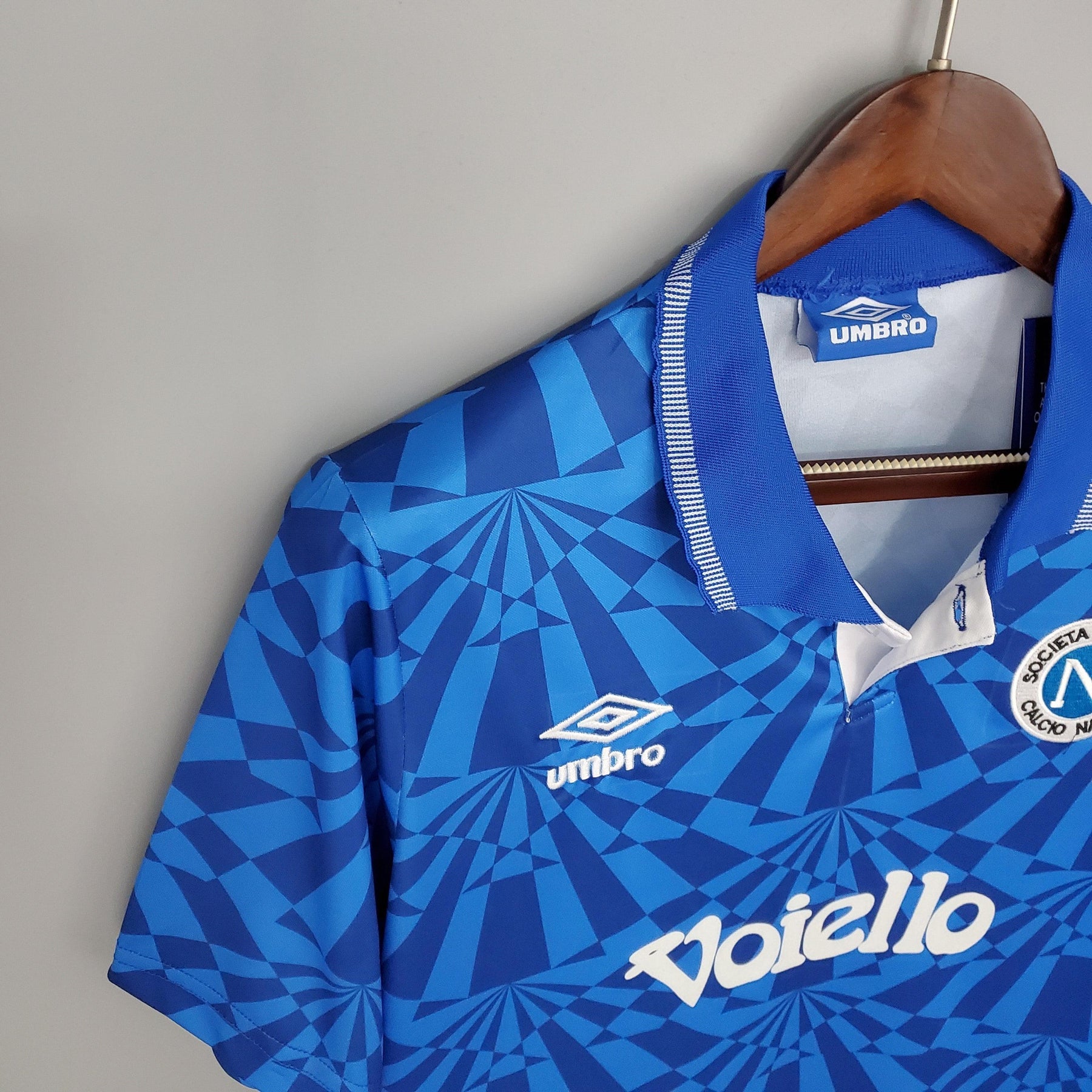 Camisolas Napoli Home 91/92 Retro em um fundo cinza, com detalhes em azul e branco.