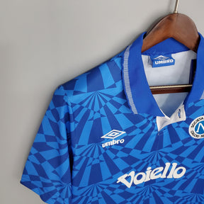 Camisolas Napoli Home 91/92 Retro em um fundo cinza, com detalhes em azul e branco.