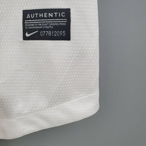 Detalhe da etiqueta da camisola Portugal Away 2012 Retro com selo AUTÊNTICO da Nike.