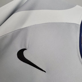 Detalhe do tecido da camisola PSG Away 01/02 Retro branca, com o logo da Nike em destaque.