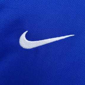Logo da Nike em tecido azul, detalhe em branco, ideal para camisola Brasil.
