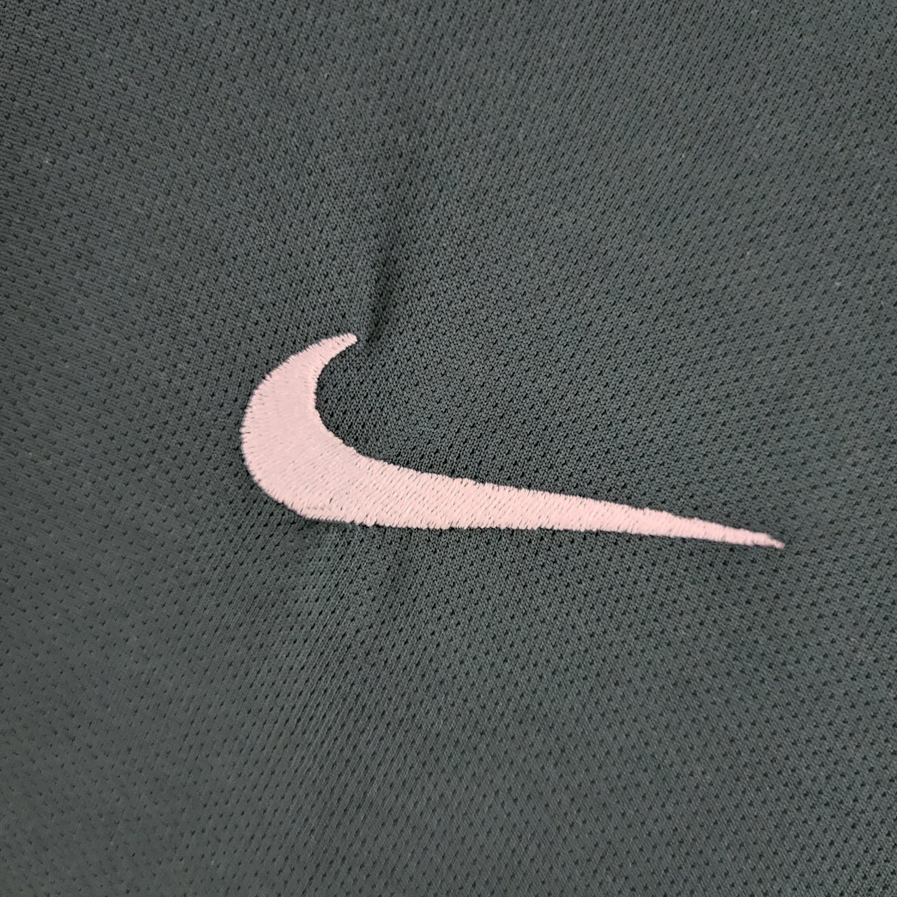 Camisola Brasil Home 98/99 Retro com logotipo da Nike em destaque na cor rosa
