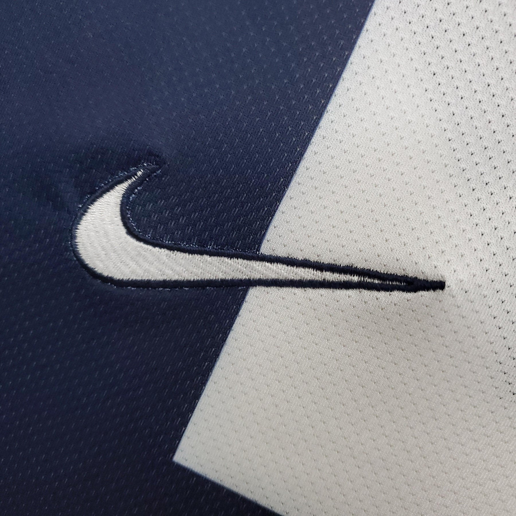Logo da Nike em destaque na camisa PSG Home 13/14 Retro Azul Olympic, ideal para torcedores do time.