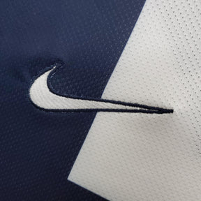 Logo da Nike em destaque na camisa PSG Home 13/14 Retro Azul Olympic, ideal para torcedores do time.