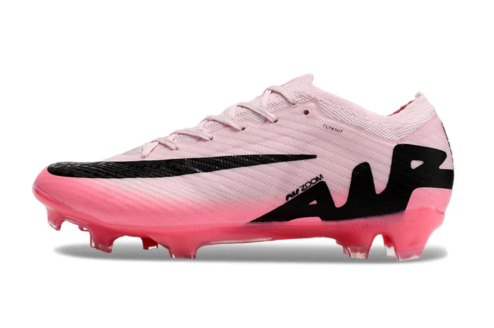 Nike Mercurial vapor 15 FG - Rosa em rosa vibrante com detalhes em preto, ideal para velocidade e controle no futebol.
