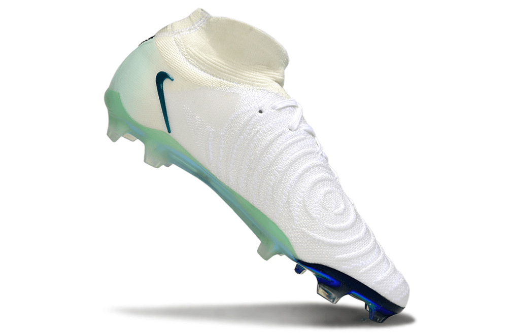 Nike Phantom Luna Elite NU FG Branca e Verde chuteira de futebol em ação