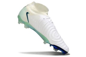 Nike Phantom Luna Elite NU FG Branca e Verde chuteira de futebol em ação