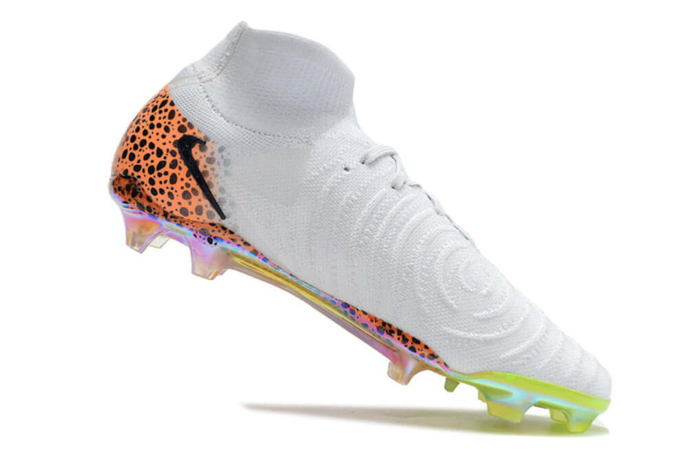 Nike Phantom Luna Elite NU FG em branco com detalhes em laranja, ideal para controle e precisão no futebol.