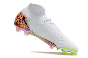 Nike Phantom Luna Elite NU FG em branco com detalhes em laranja, ideal para controle e precisão no futebol.