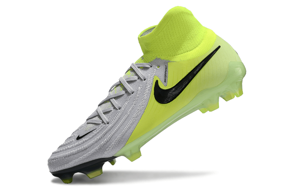 Nike Phantom Luna Elite NU FG Verde e Cinza em ângulo, destacando design moderno e cores vibrantes.