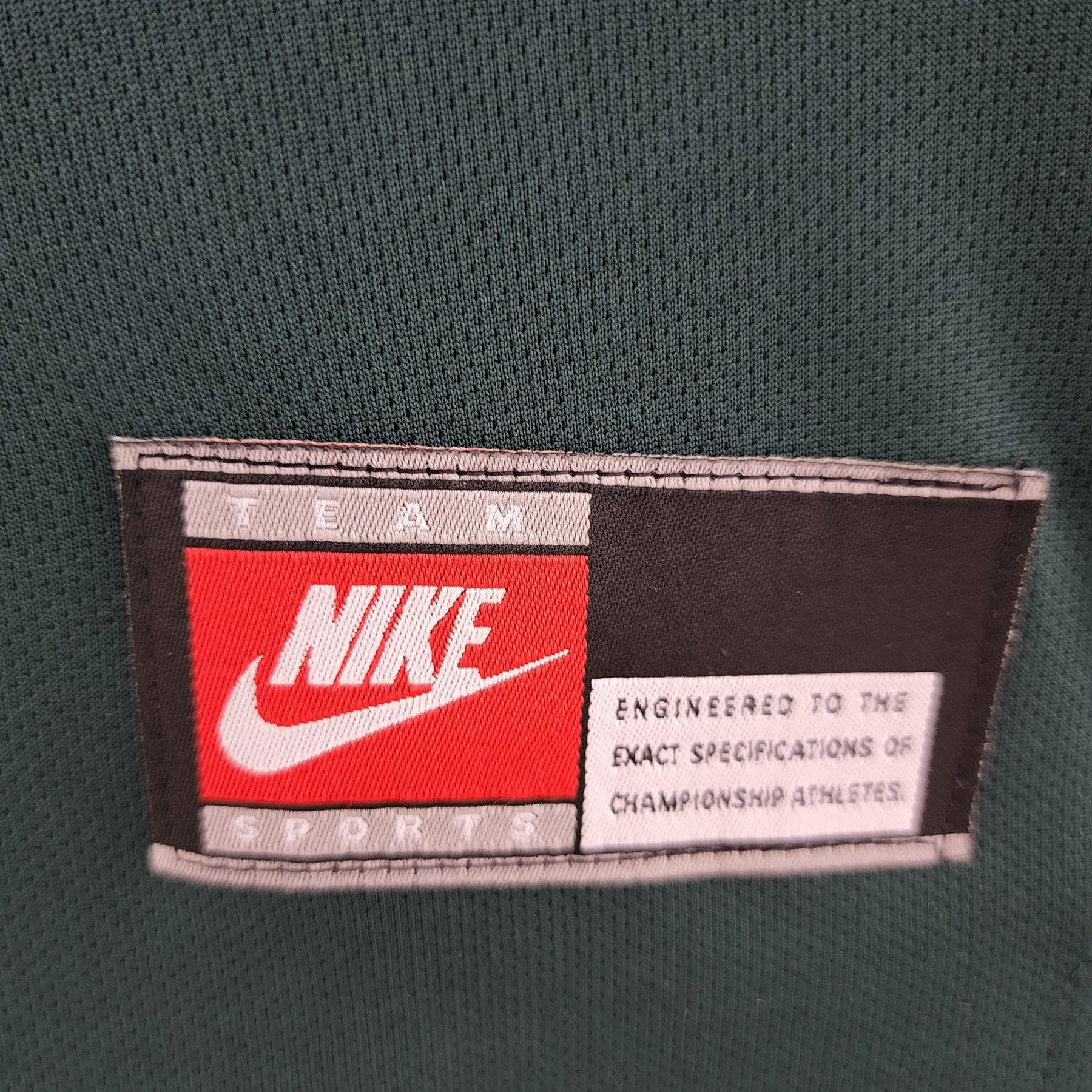 Etiqueta da camisola Brasil Home 98/99 Retro com logo Nike e informações de engenharia