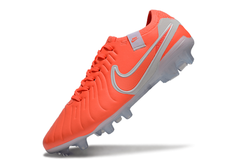 Nike Tiempo Legend 10 FG - Laranja e Branca - Pack Mad Energy com design vibrante e tecnologia de ponta.