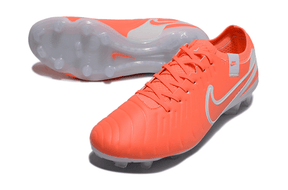 Nike Tiempo Legend 10 FG -  Laranja e Branca - Pack Mad Energy em destaque com design vibrante e moderno.