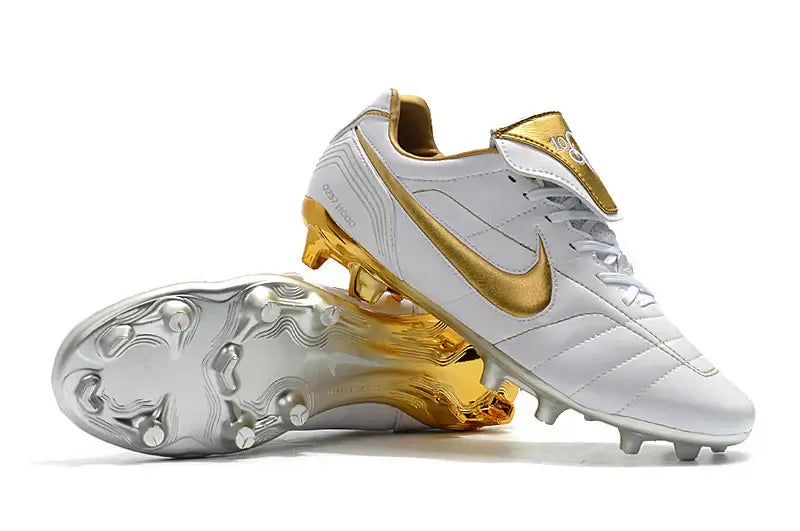 Nike Tiempo Legend 7 R10 FG Branca e Dourada - Chuteiras brancas com detalhes em dourado.