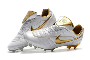 Nike Tiempo Legend 7 R10 FG Branca e Dourada, chuteiras de futebol com design clássico em branco e dourado.