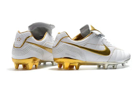 Nike Tiempo Legend 7 R10 FG Branca e Dourada em couro premium, design exclusivo branco e dourado.