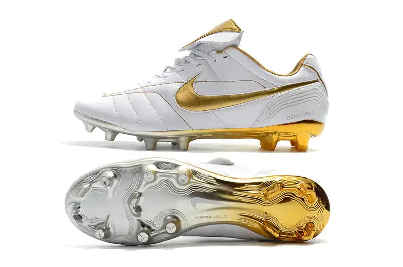 Nike Tiempo Legend 7 R10 FG Branca e Dourada - Chuteira de Futebol com design exclusivo em branco e dourado.