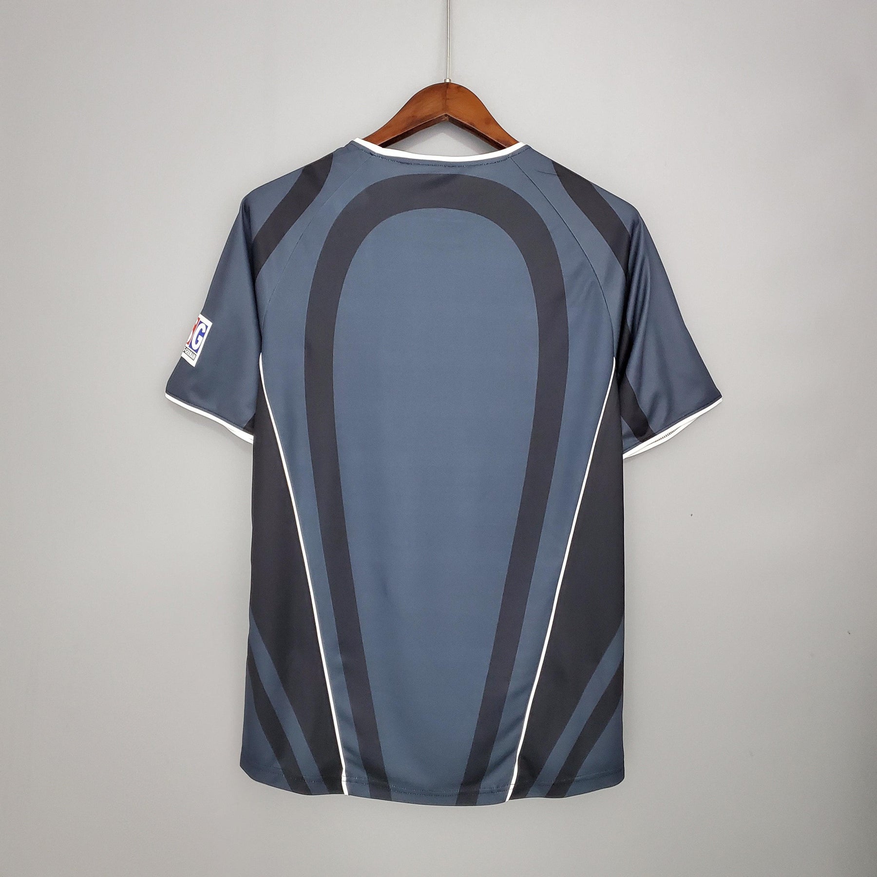 Camiseta PSG Away 01/02 Retro Azul Olympic vista traseira, design elegante e moderno, perfeita para fãs.