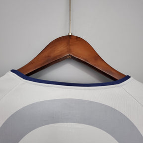 Detalhe da gola da camiseta PSG Away 01/02 Retro white Branco, destacando seu design clássico e elegante.