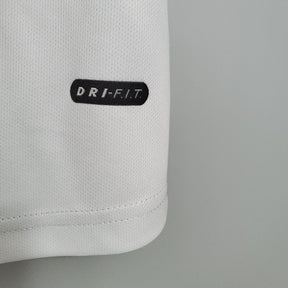 Emblema DRI-FIT em camisola PSG Away 01/02 Retro branca, destacando tecnologia de secagem rápida.