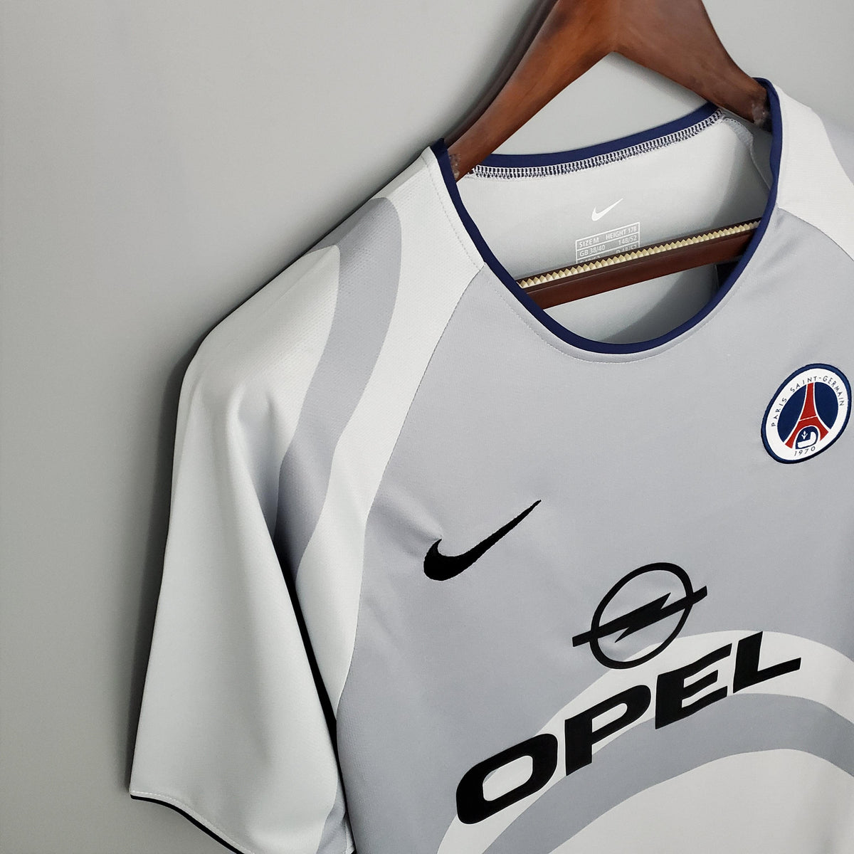 Camisola PSG Away 01/02 Retro branca com detalhes distintivos, ideal para colecionadores e fãs de futebol.