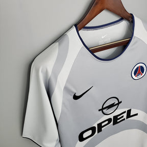 Camisola PSG Away 01/02 Retro branca com detalhes distintivos, ideal para colecionadores e fãs de futebol.